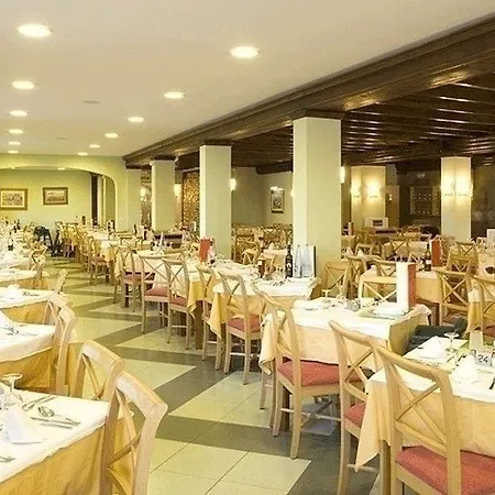 Universal Laguna 4*